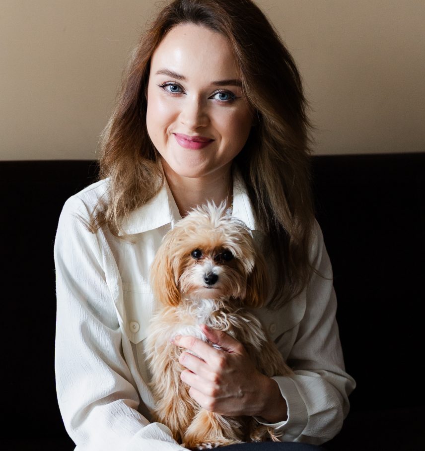 Aleksandra Wyszyńska, psycholog zaburzeń odżywiania, z pieskiem